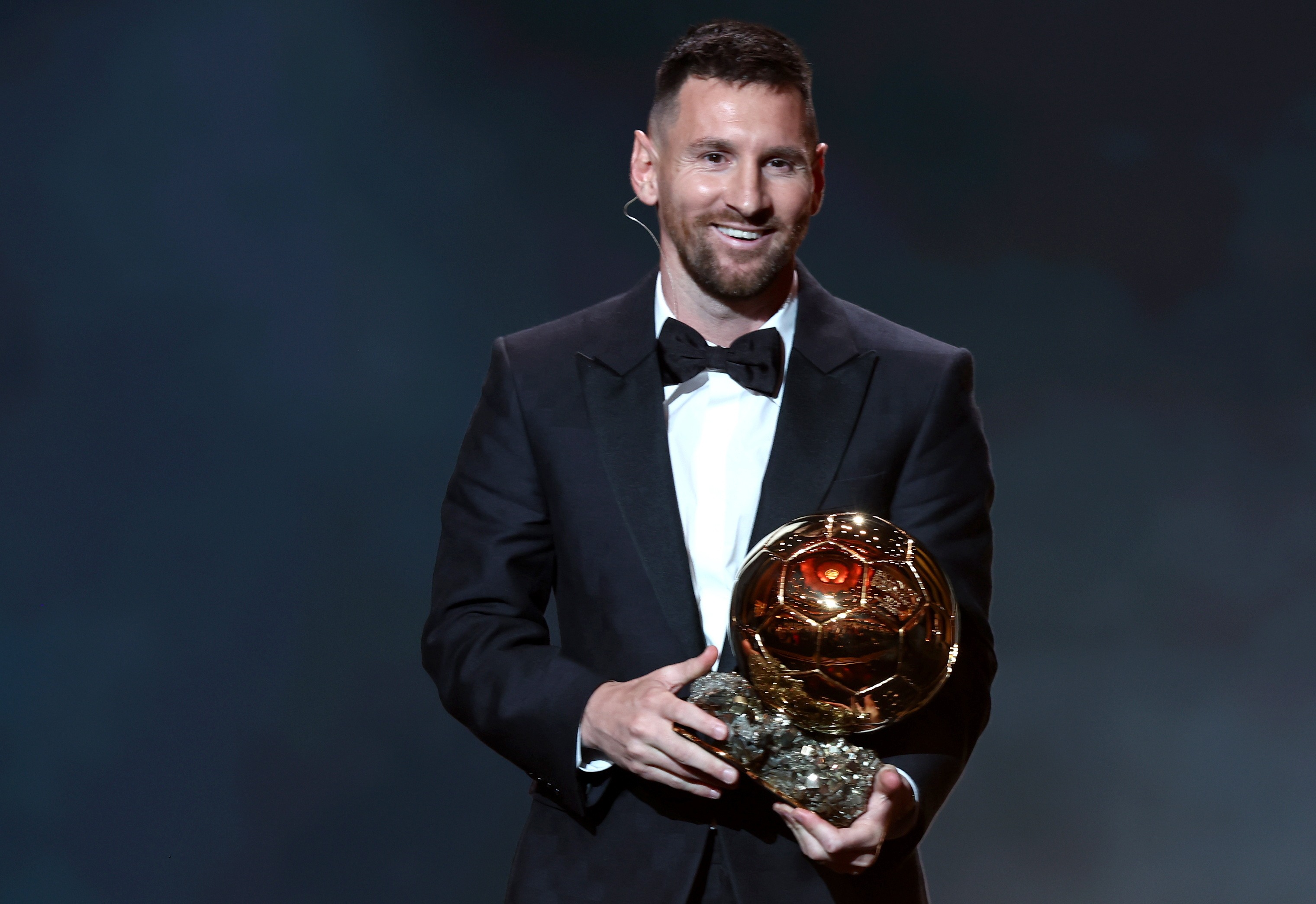 Leo Messi recibe su 8.º Balón de Oro y amplía la leyenda del mejor futbolista de todos los tiempos