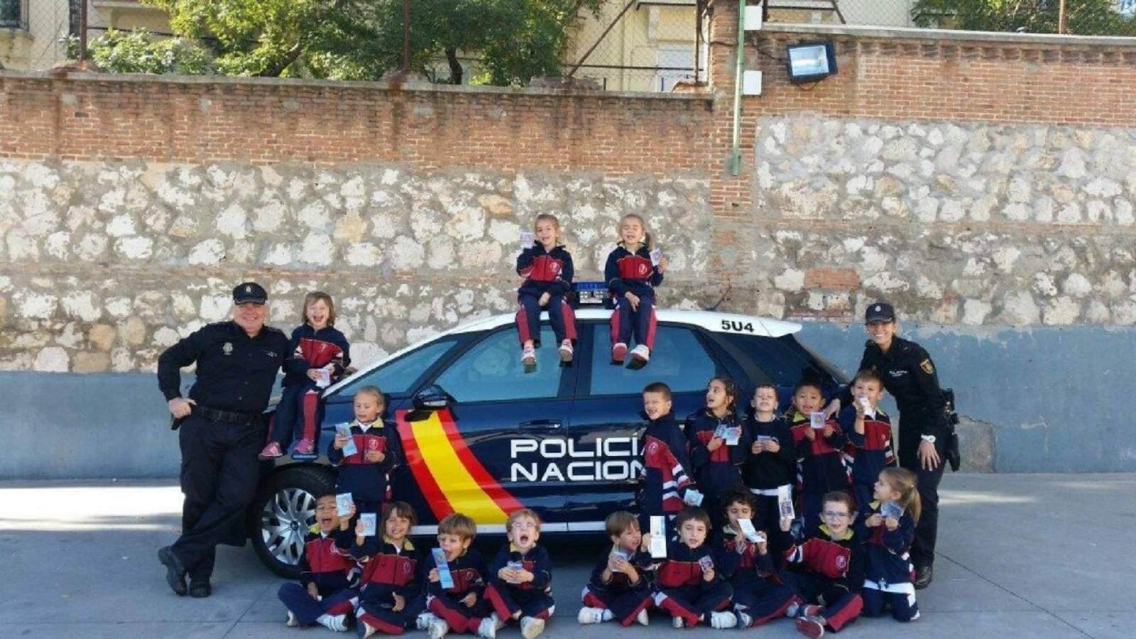 La policía española hace un tuit sobre las escuelas (y se le vuelve en contra)