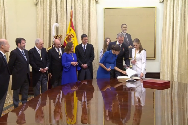 Letizia incómoda en el Libro de Honor, Casa Real