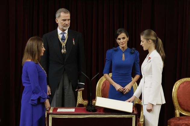 Letizia y Francina, casi igual vestidas, EFE