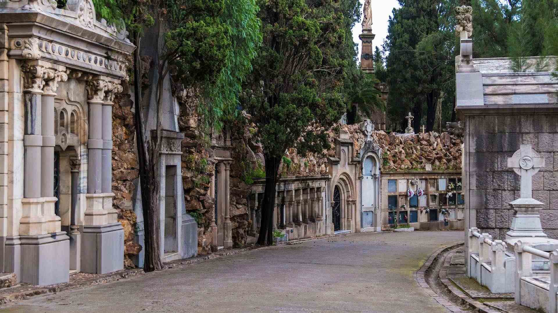 Horarios de los cementerios en Barcelona y Catalunya por Todos los Santos 2023