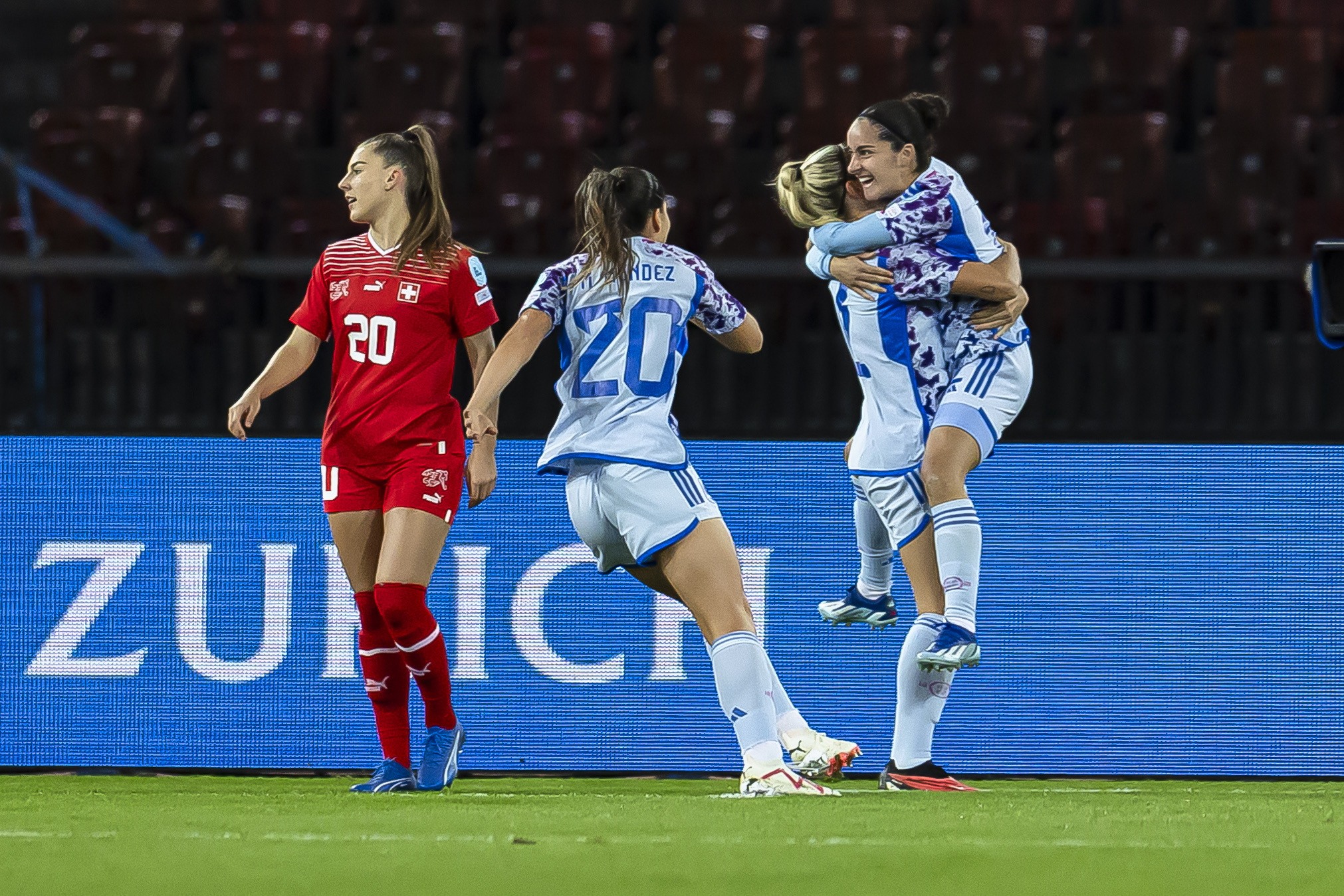 La selecció espanyola femenina goleja Suïssa (1-7) i s'apropa a la fase final de la Nations League