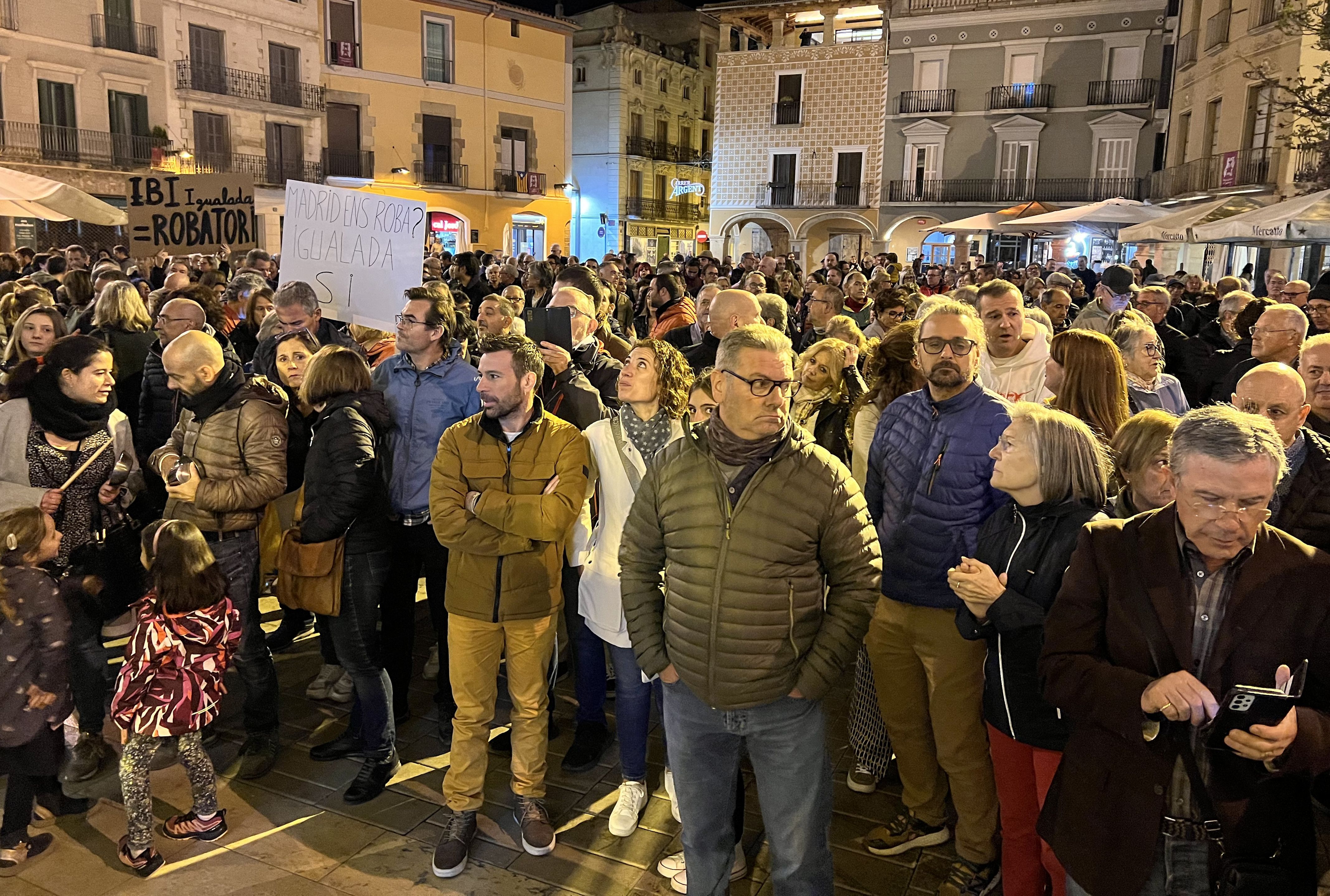 Tensión en Igualada: centenares de manifestantes intentan entrar en el ayuntamiento por la subida de impuestos