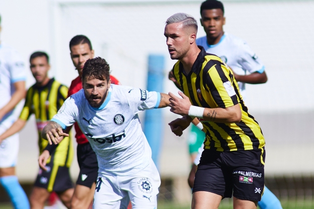 Portu defensa una pilota contra el San Roque de Lepe / Foto: Girona FC