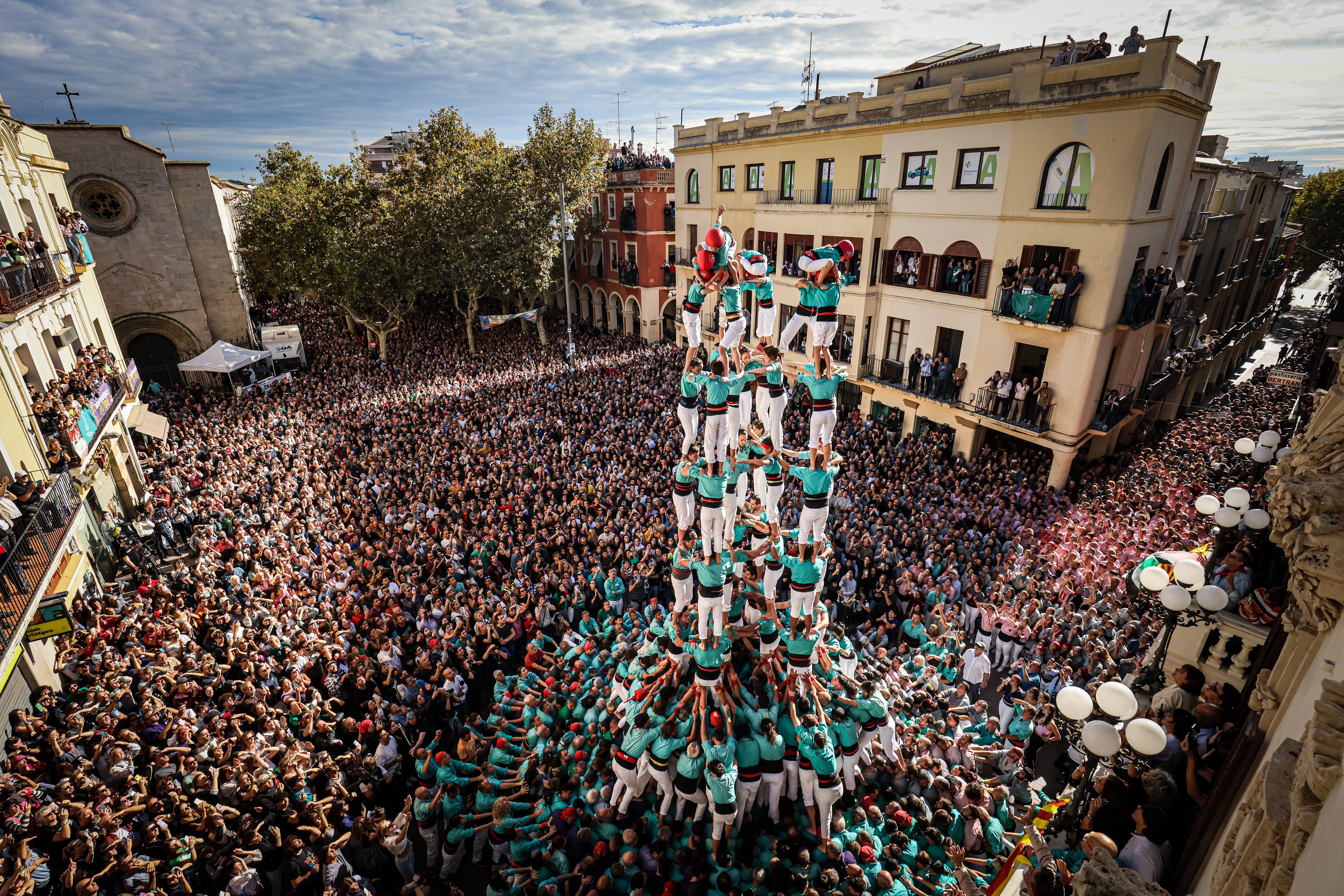 Los Castellers de Vilafranca vuelven a hacer historia cargando el primer 9 de 9 con folre | VÍDEO