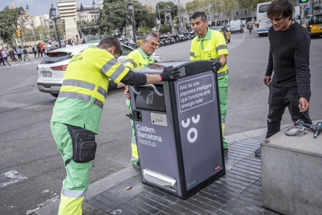 Instalación nuevas papeleras autocompactación / Foto: Carlos Baglietto