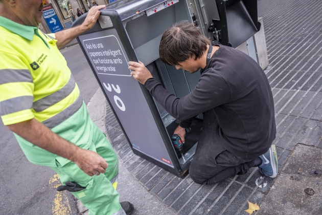 Instalación nuevas papeleras autocompactación / Foto: Carlos Baglietto