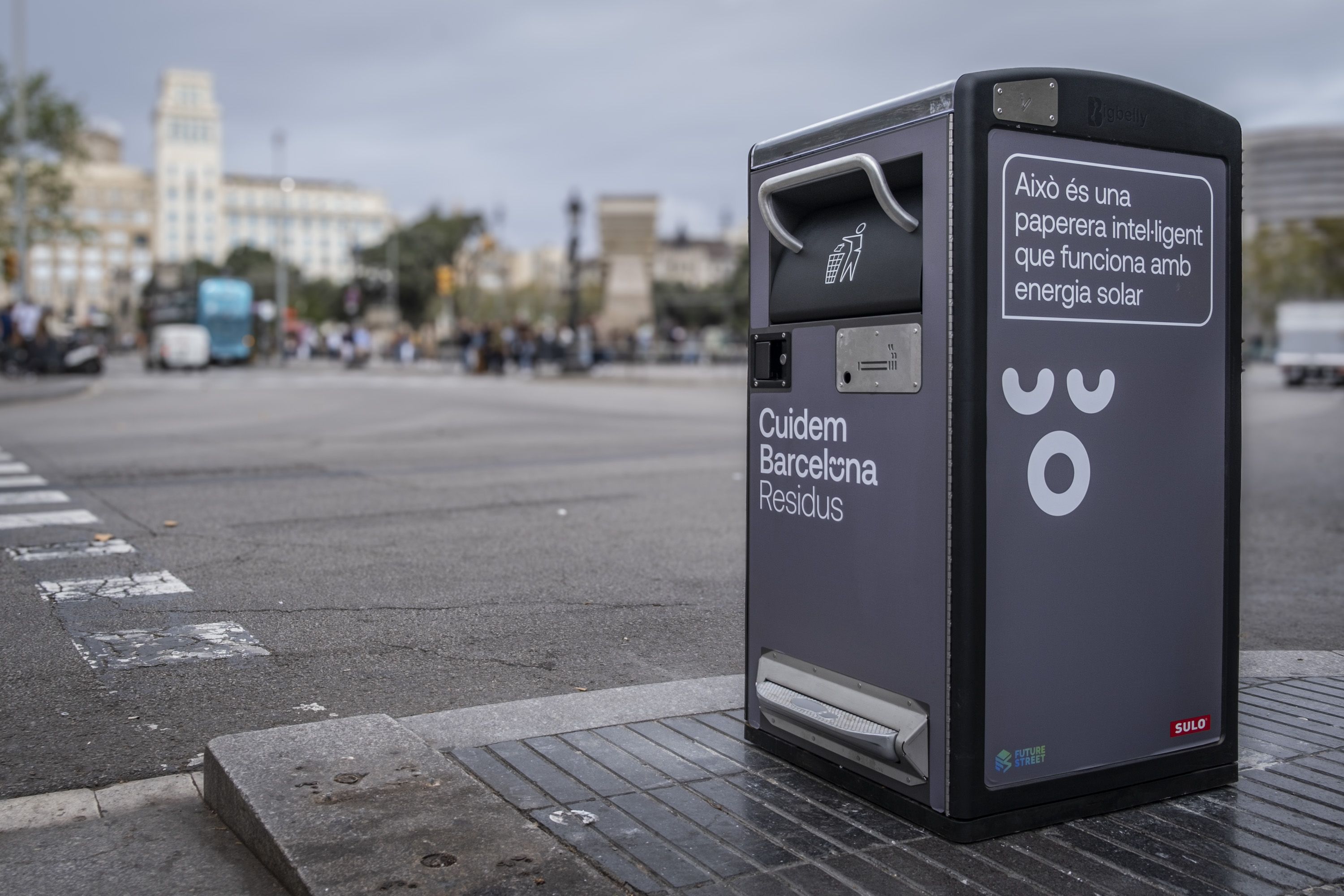 Barcelona estrena papeleras 'smart', con autocompactación y autonomía energética