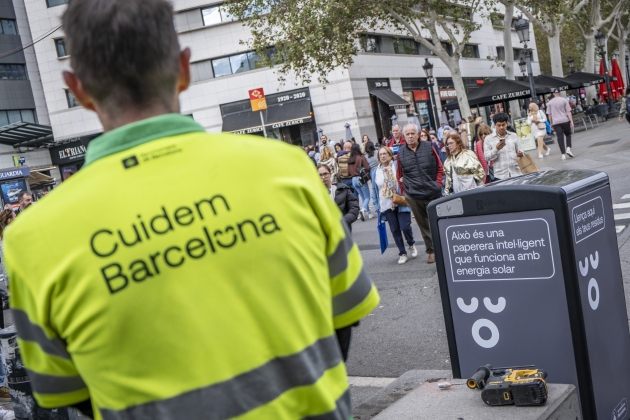 Instalación nuevas papeleras autocompactación / Foto: Carlos Baglietto