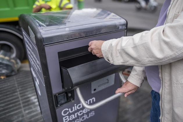 Instalación nuevas papeleras autocompactación / Foto: Carlos Baglietto