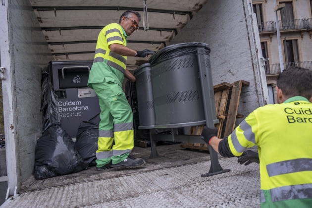 Instalación nuevas papeleras autocompactación / Foto: Carlos Baglietto