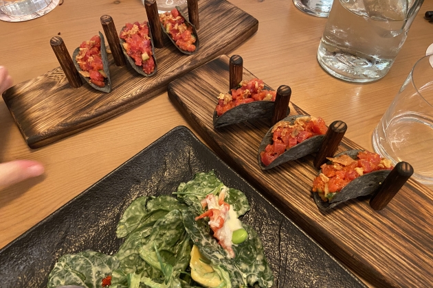 Amanida de cranc reial i tacos de sushi Amanida de cranc reial i tacos de sushi