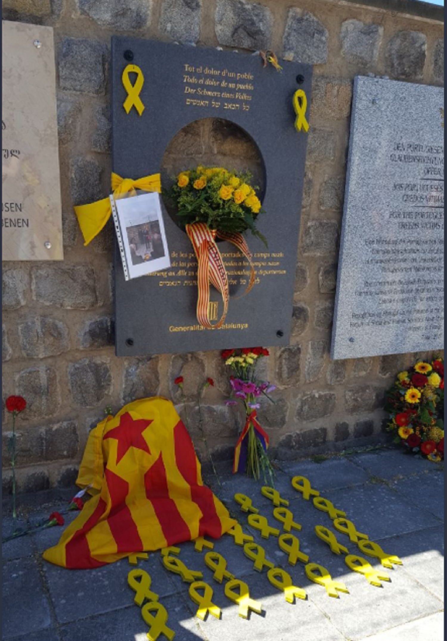 Els llaços grocs arriben al camp de concentració de Mauthausen