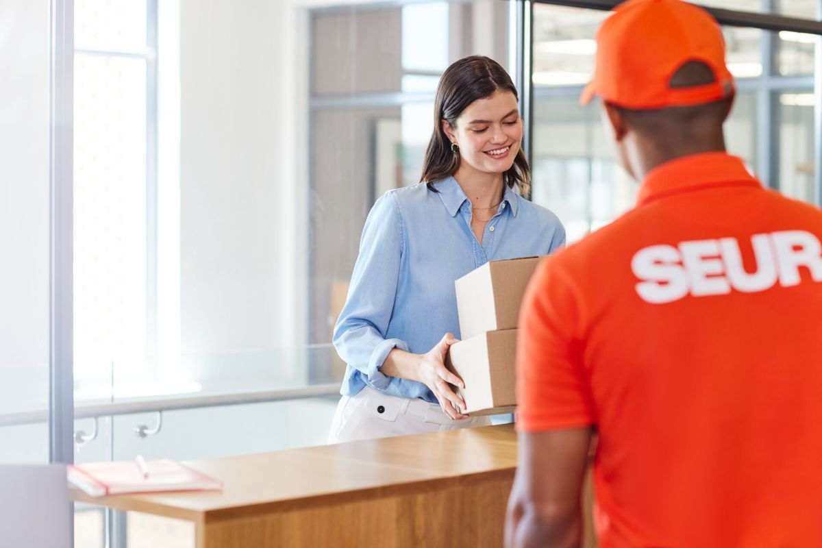 SEUR reforçarà el seu equip amb 3.200 professionals durant la campanya de Black Friday, Nadal i Rebaixes