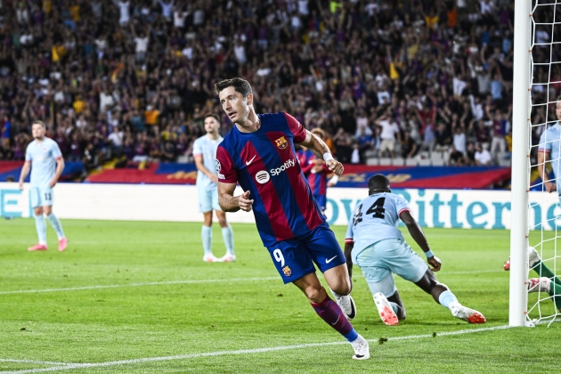 Lewandowski gol puño / Foto: Europa Press - Tom Goyvaerts