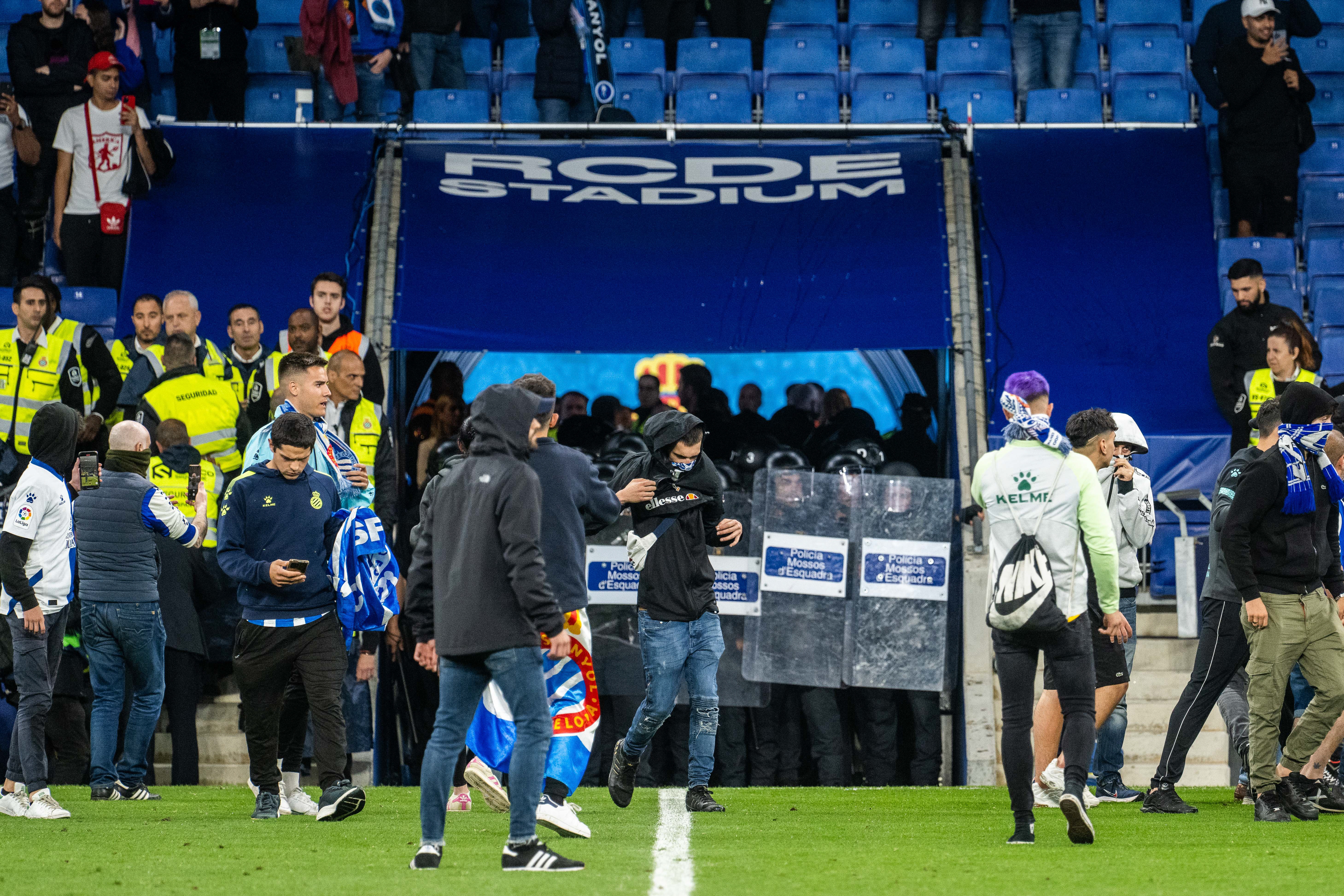 Detenidos seis aficionados del Espanyol por la violenta invasión de campo del partido contra el Barça