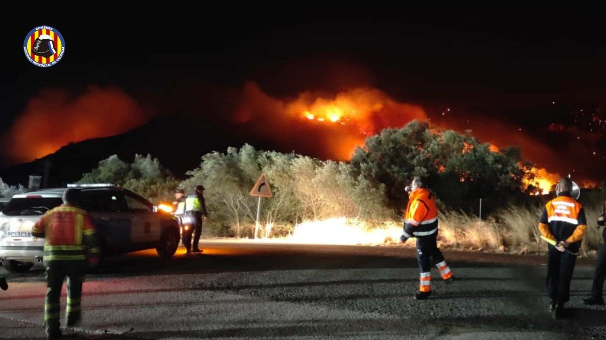 Un incendio agravado por el viento obliga a desalojar a unas 350 personas en el País Valencià
