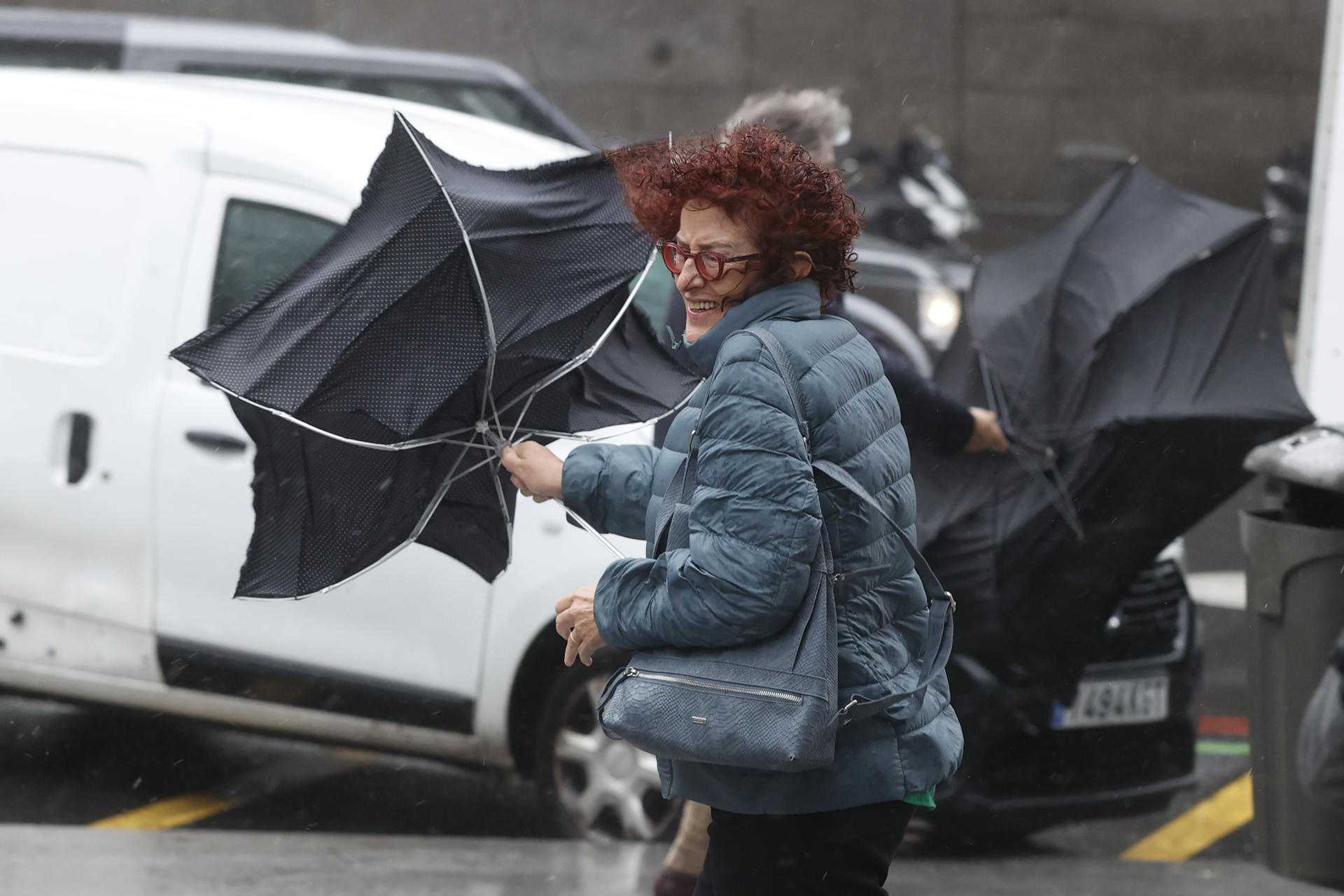 Estragos en Catalunya por la borrasca Ciarán: vuelos cancelados, árboles caídos y destrozos en el litoral