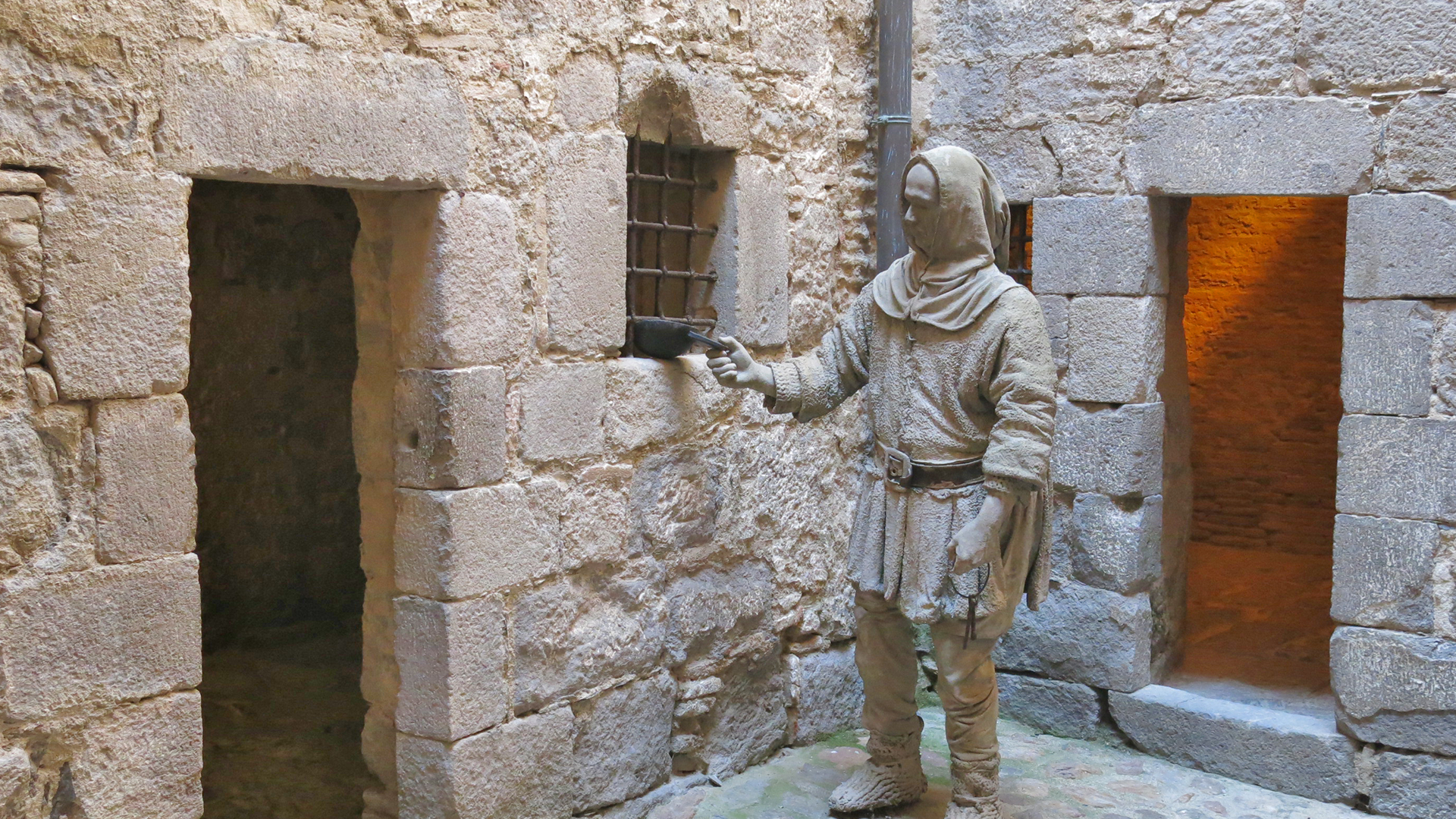 No et perdis les inscripcions que van deixar els presoners d'aquesta presó medieval de Catalunya