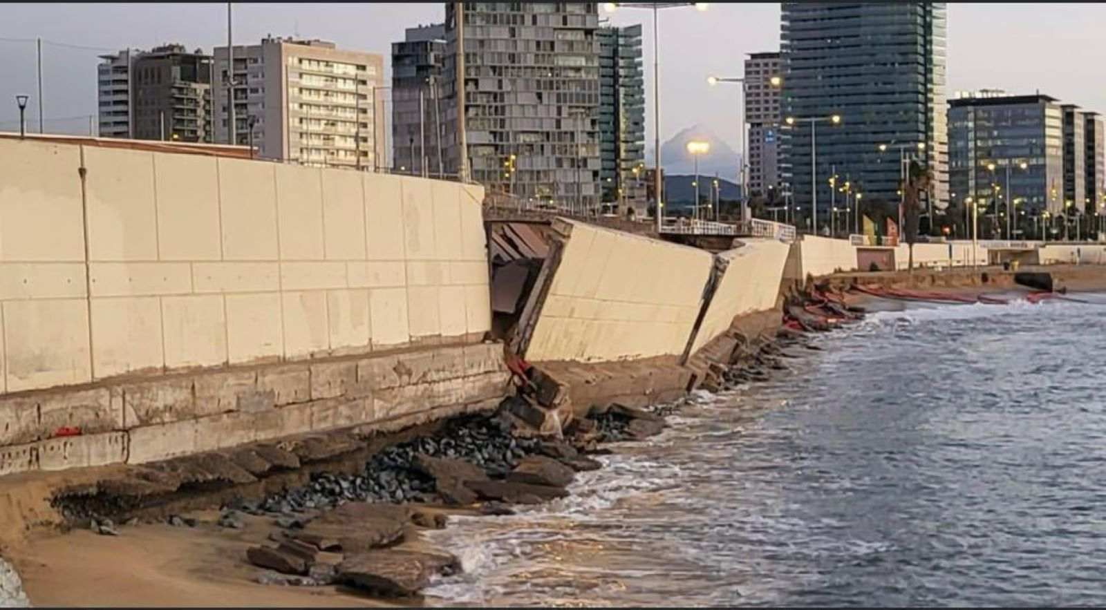 El temporal Ciarán hace caer parte del muro de la playa de la Nova Mar Bella de Barcelona