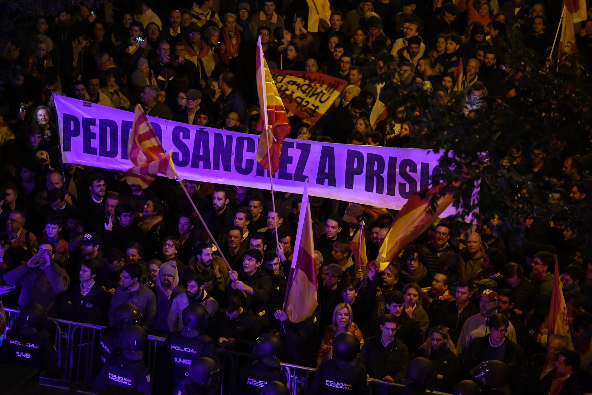 Manifestación del españolismo radical contra la amnistía en las puertas de la sede del PSOE en Madrid