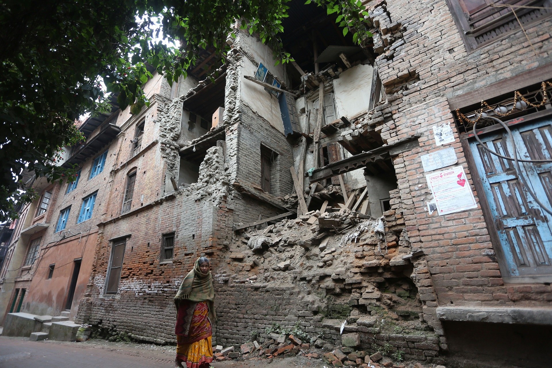 Almenys 136 morts i centenars de ferits en un terratrèmol de magnitud 6,4 al Nepal