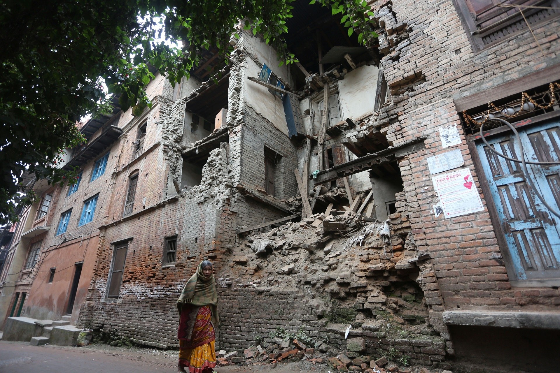 Al menos 136 muertos y centenares de heridos en un terremoto de magnitud 6,4 en Nepal