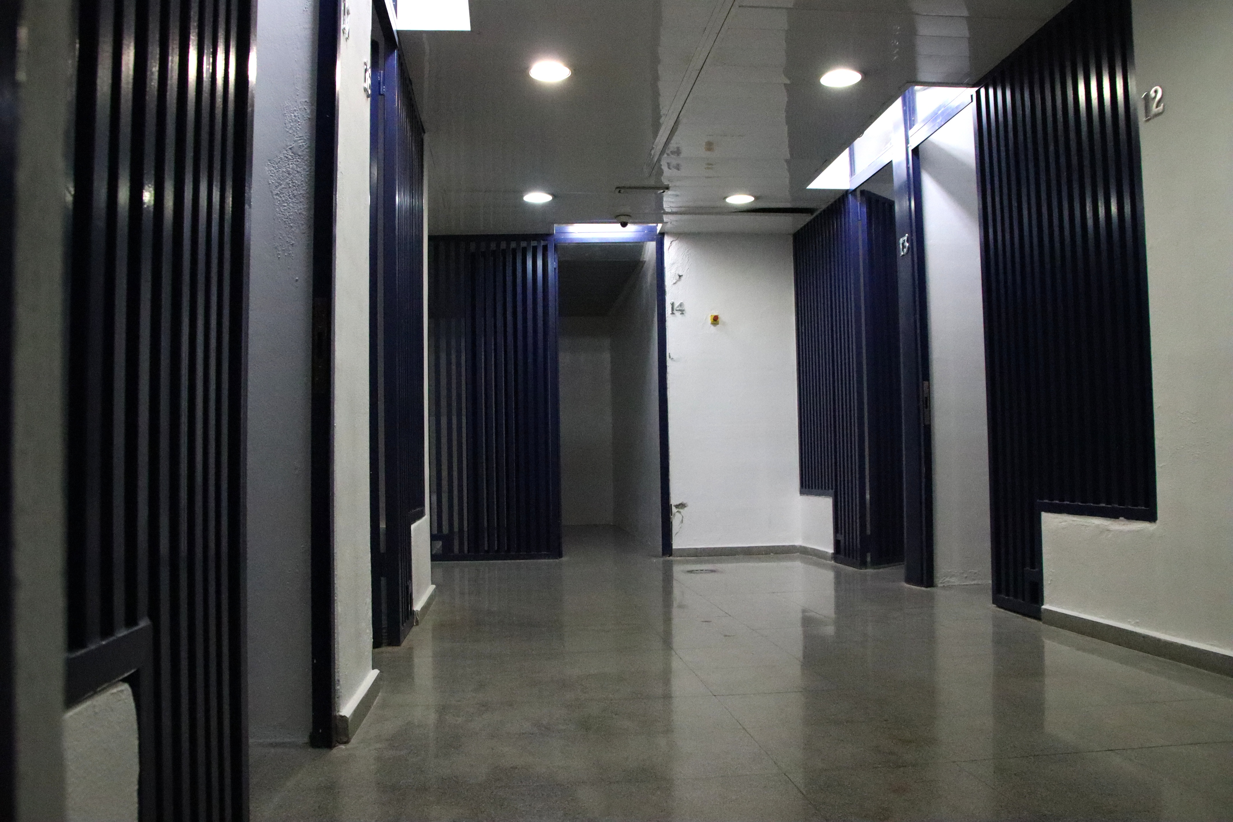 Ciutat Vella reestrena celdas para asumir a la veintena de detenidos de Mossos que se hacen cada día | VÍDEO