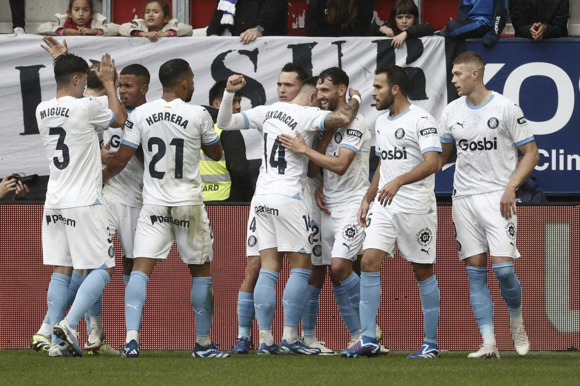 El Girona se rebela en el campo de Osasuna (2-4) y aguantará el pulso una jornada más