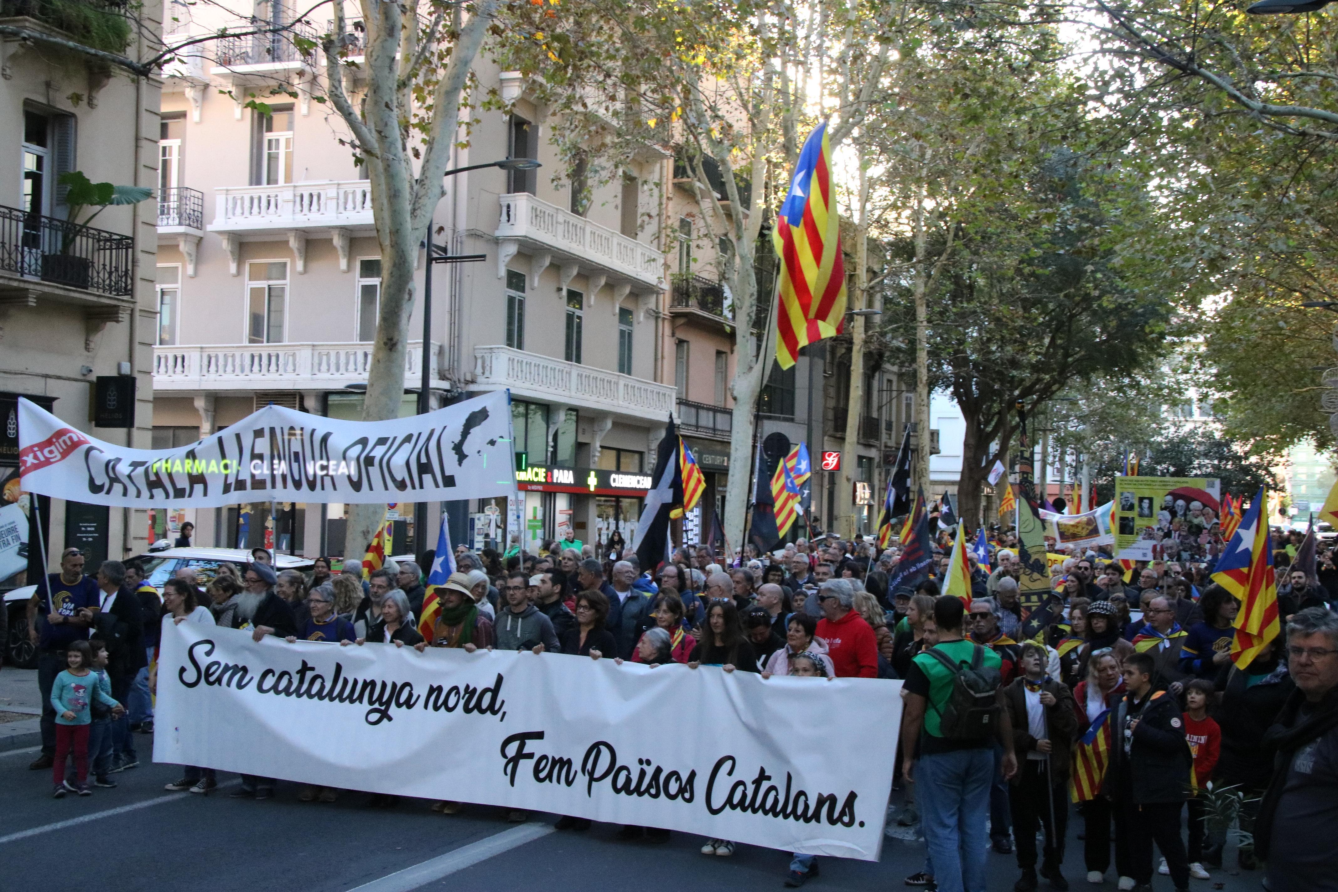 Más de un millar de personas se manifiestan en Perpinyà en defensa del catalán en la Catalunya Nord