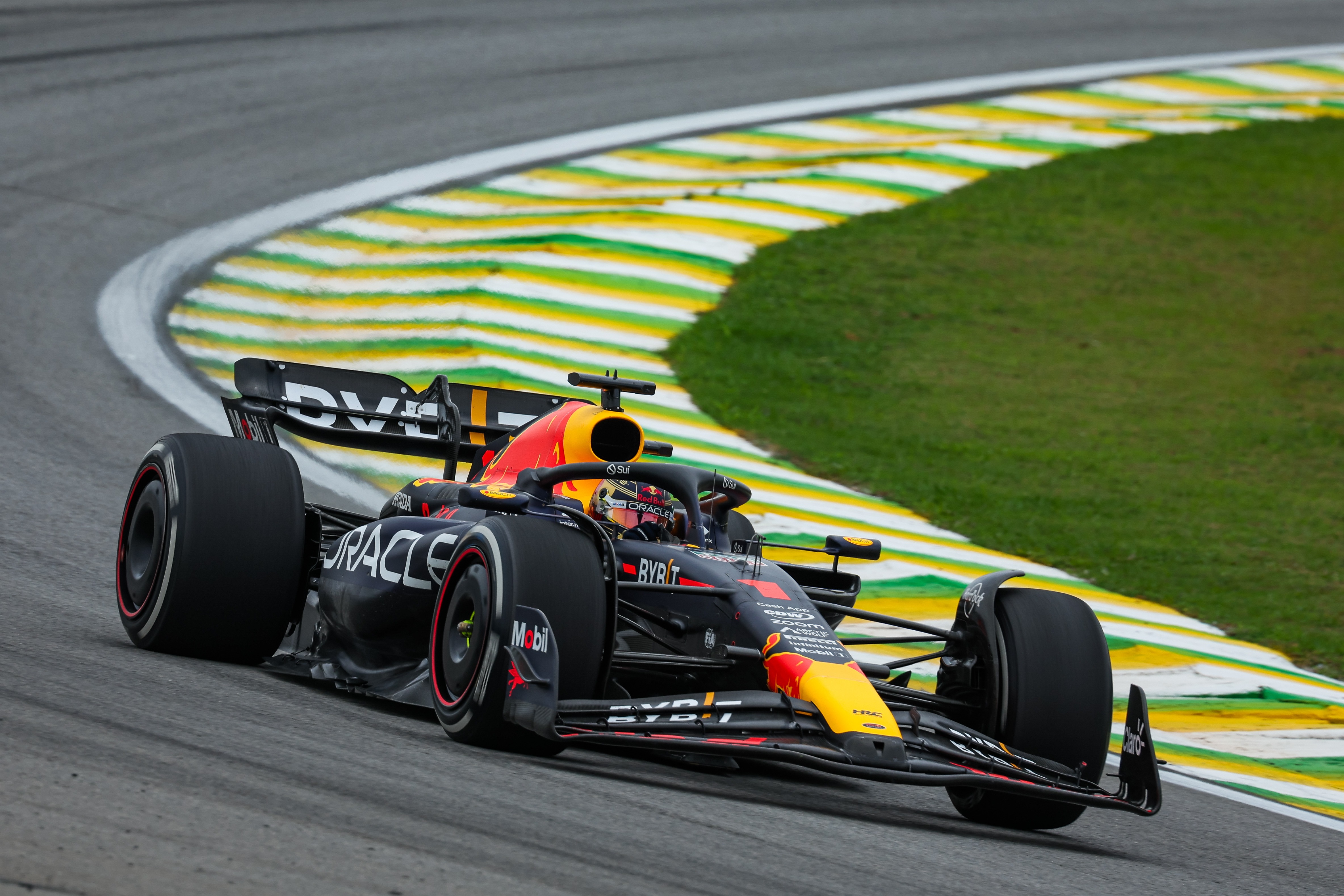 Max Verstappen no falla en la sprint de Brasil y Fernando Alonso completa una esperanzadora remontada