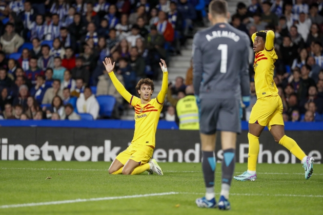 Joao Félix y Alejandro Balde reclaman una jugada polémica durante el Real Sociedad - Barça / Foto: EFE