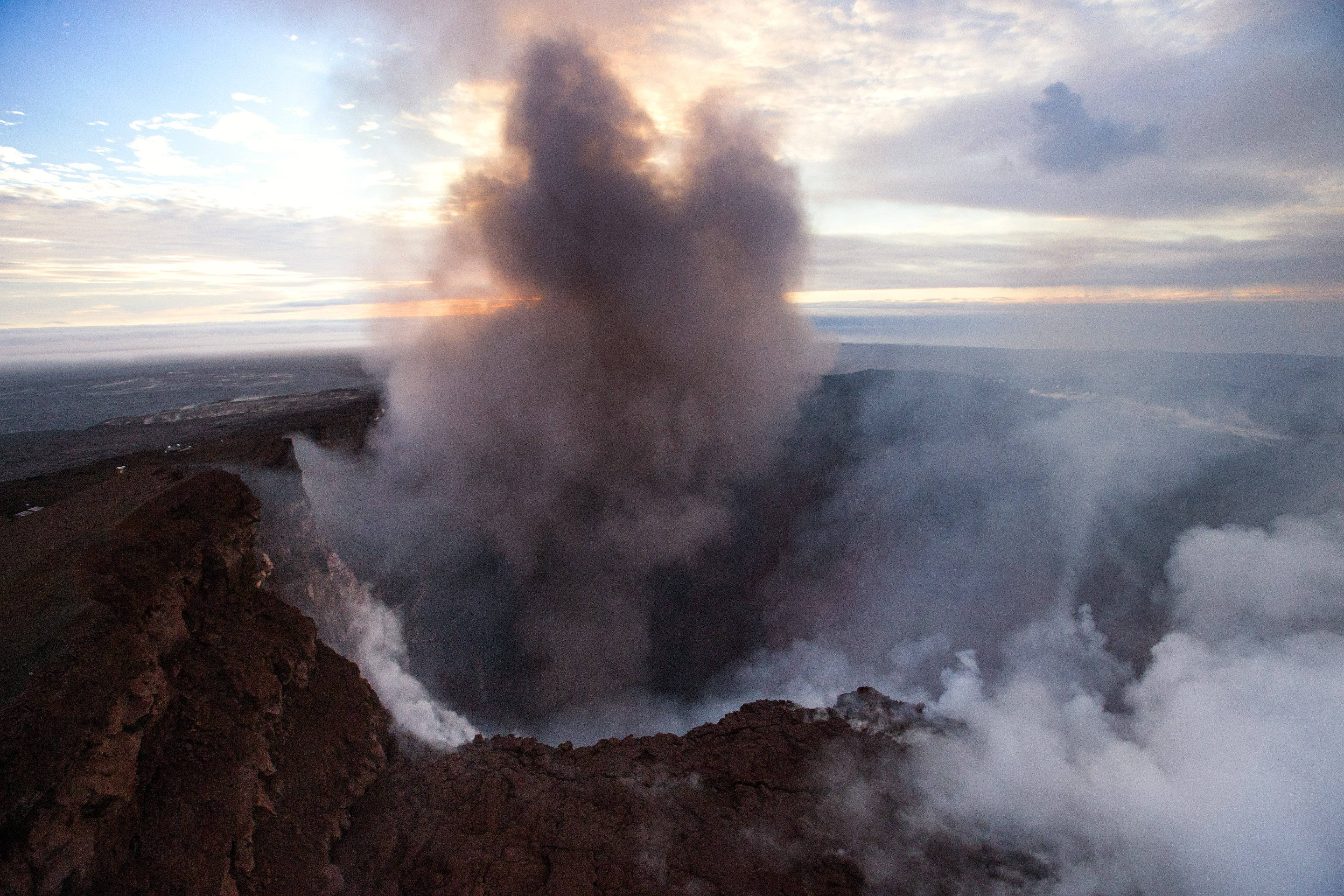 Un nuevo terremoto de 6,9 sacude la zona del volcán en erupción en Hawái