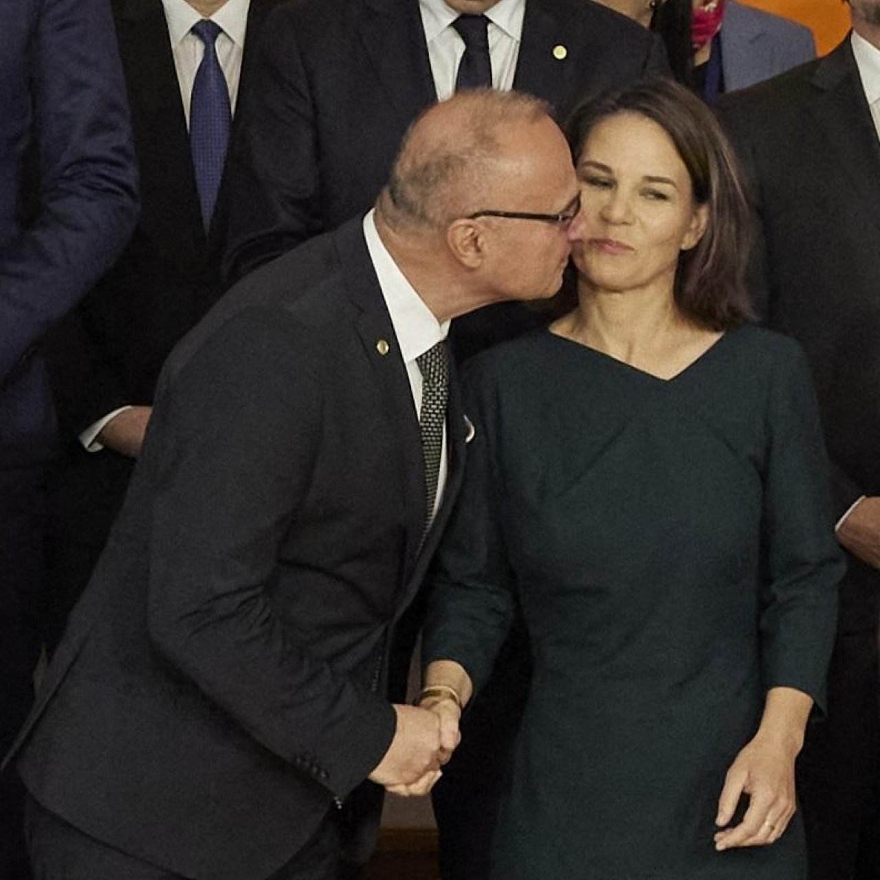 El ministro de Exteriores croata intenta dar un beso en la boca a su homóloga alemana