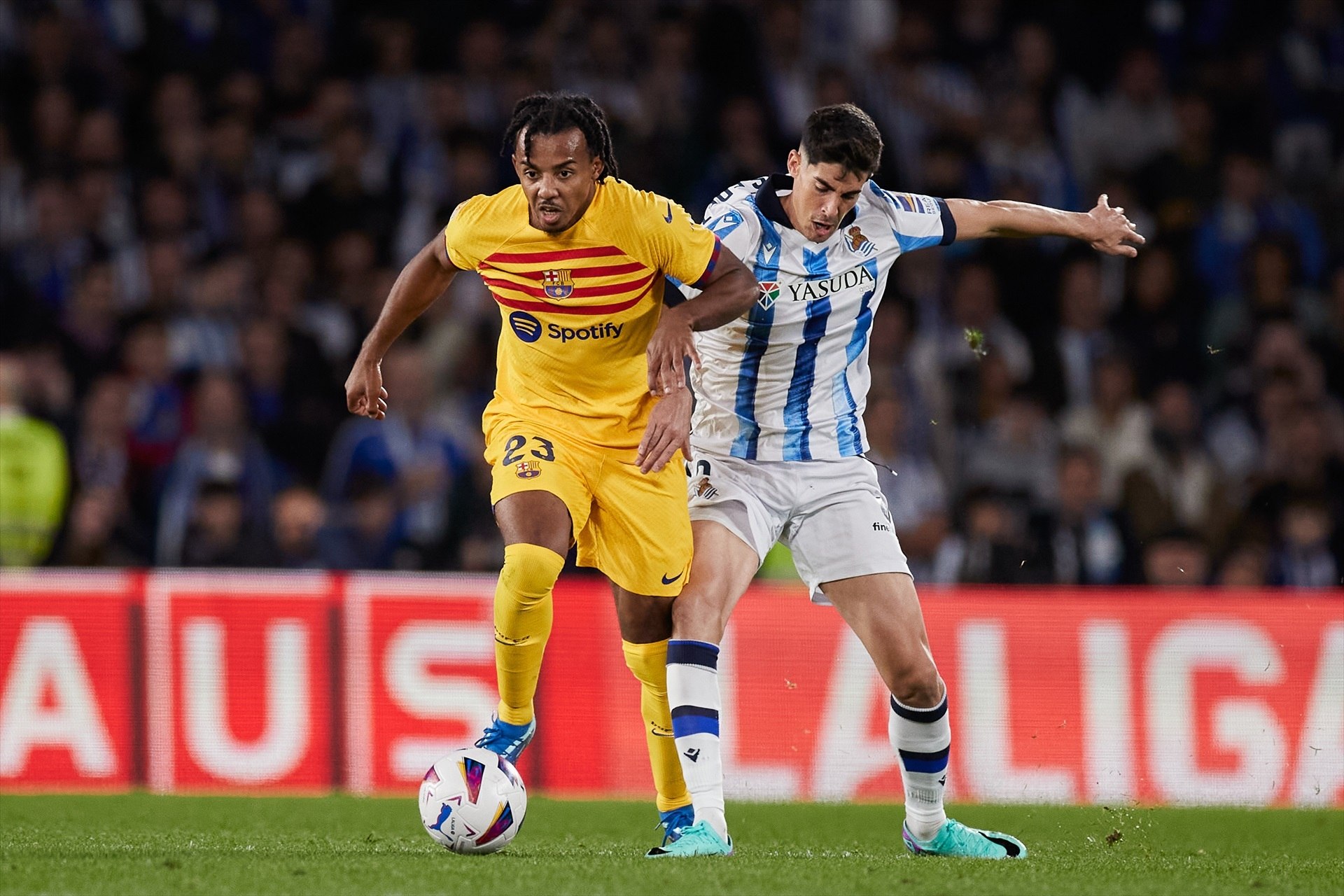 Kounde, picat amb Xavi Hernández, el cara a cara que està dessagnant el Barça