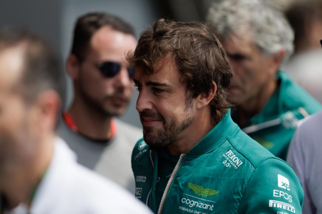 Fernando Alonso riendo Aston Martin / Foto: EFE