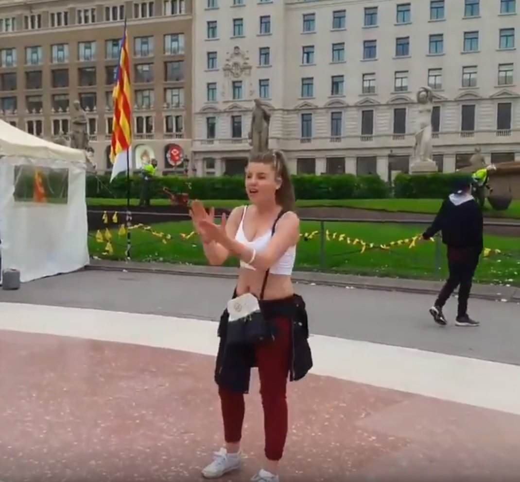 Una españolista que se hizo viral, ahora en la campaña de Manuel Valls