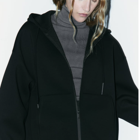 Zara reinventa la dessuadora de tota la vida, ara és de neoprè
