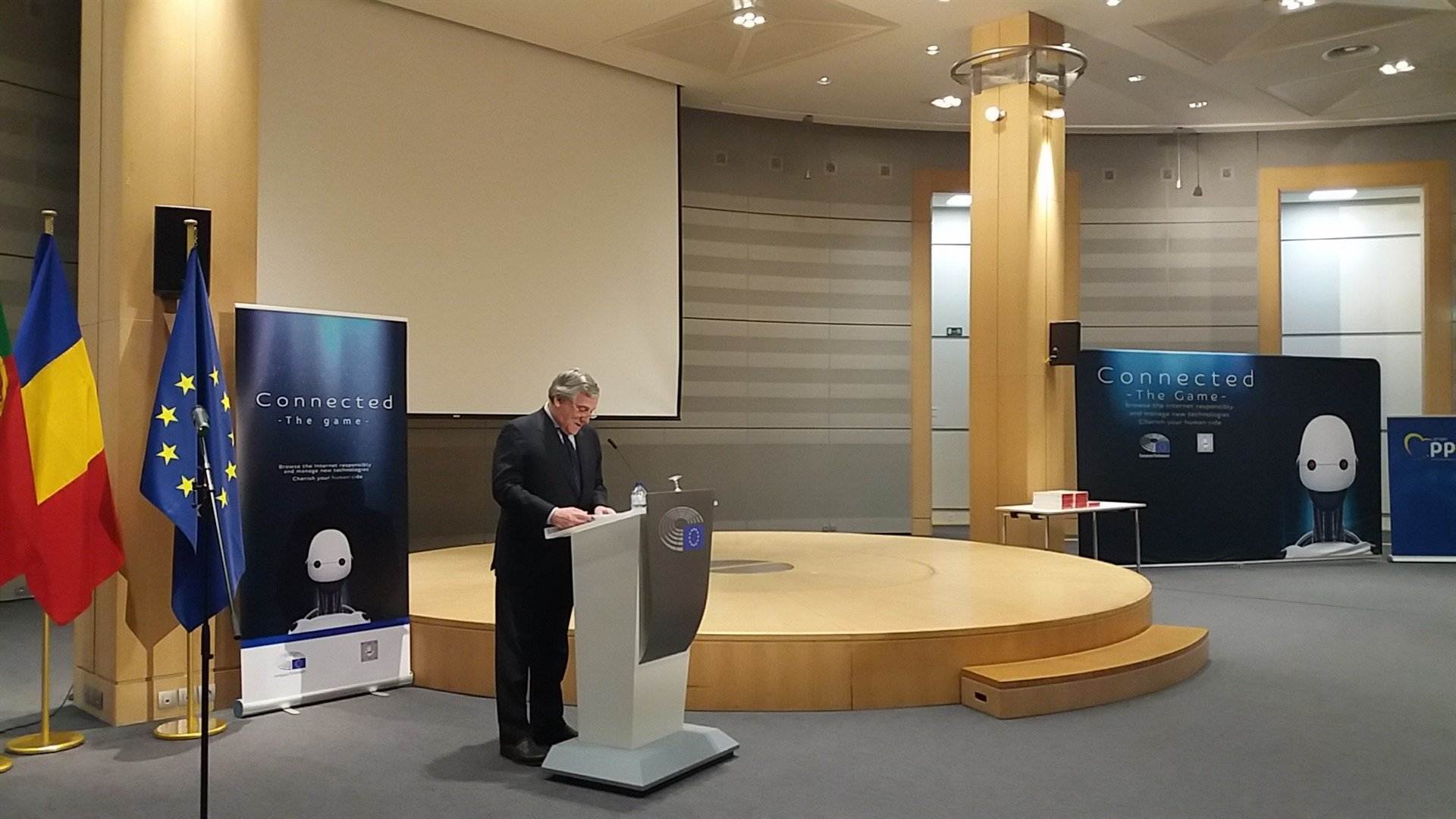 Tajani dice que Catalunya "es un problema español" y "no cabe mediación europea"