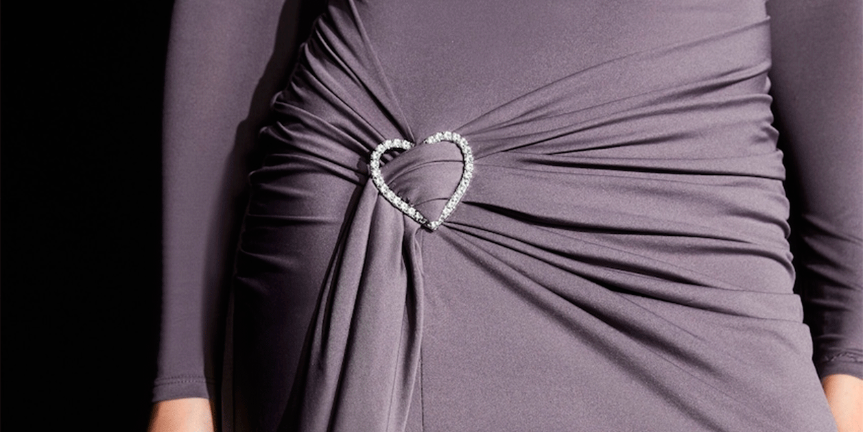 Bershka se pasa al lujo para todos los bolsillos con el vestido ajustado con corazón de brillantes