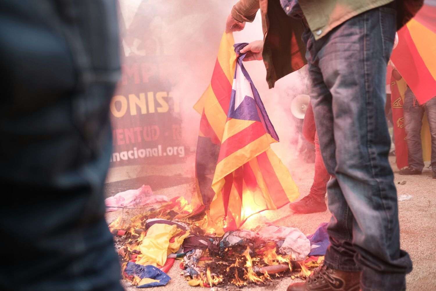 Banderas fascistas, quema de esteladas y llamamientos a impedir el referéndum en Montjuïc