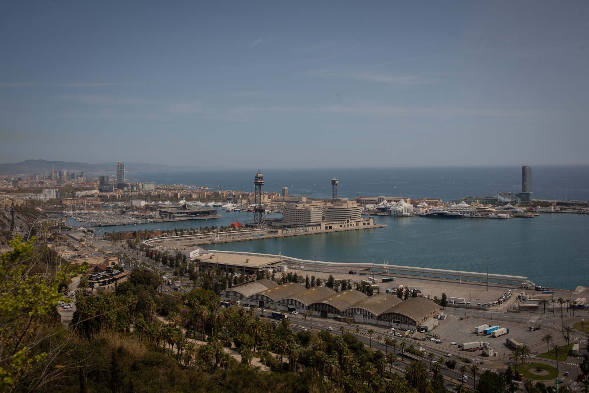 Un crucero retenido en el puerto de Barcelona por la presencia de 69 bolivianos sin visado válido