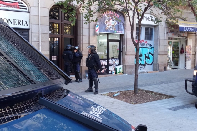 desnonament casa orsola barcelona policia mossos foto jordi palmer