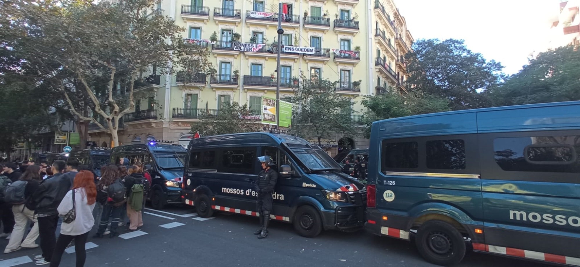 Tensión por la ejecución de un desahucio en la Casa Orsola, en la Supermanzana del Eixample