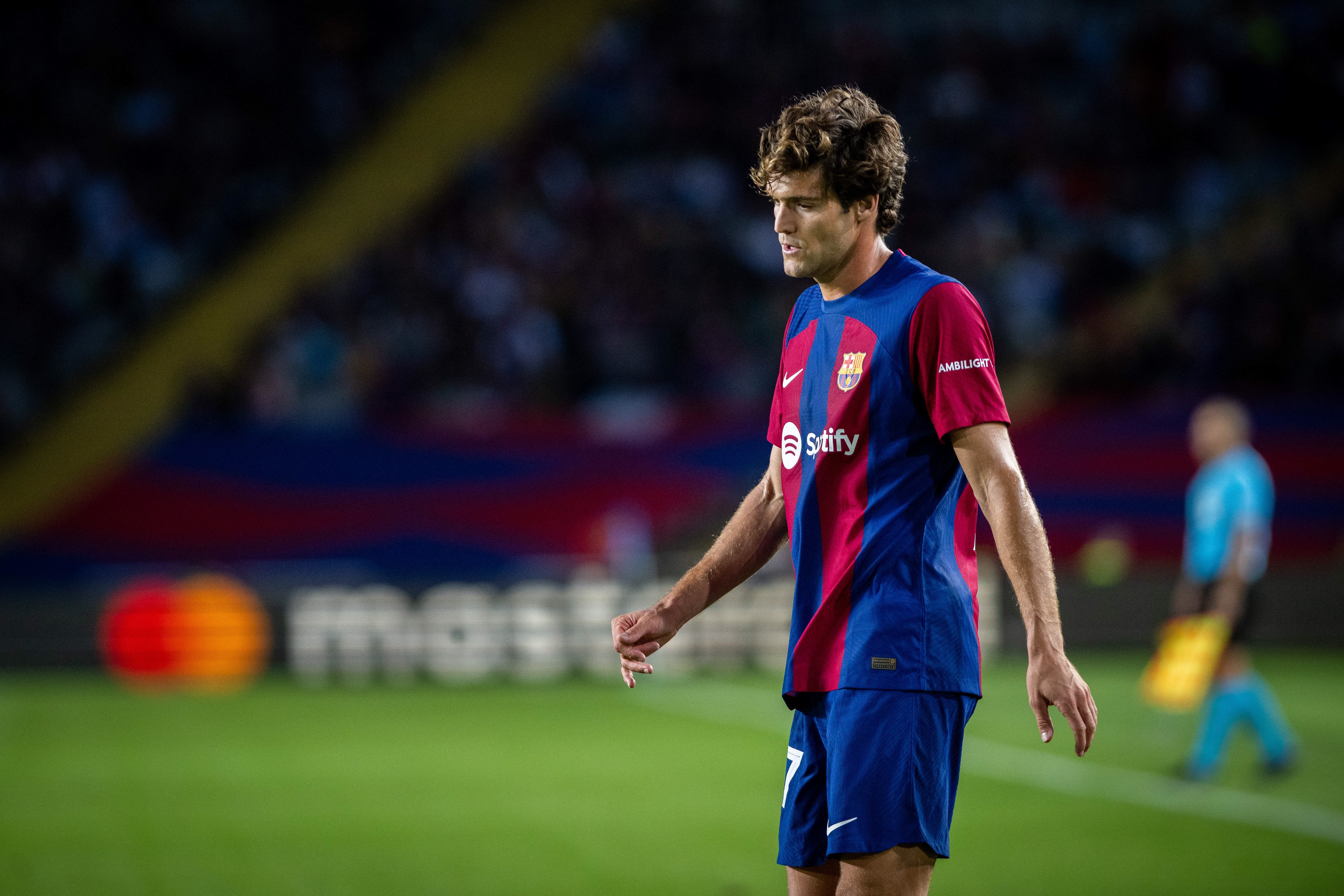 Marcos Alonso no accepta la proposta i força seguir en el Barça