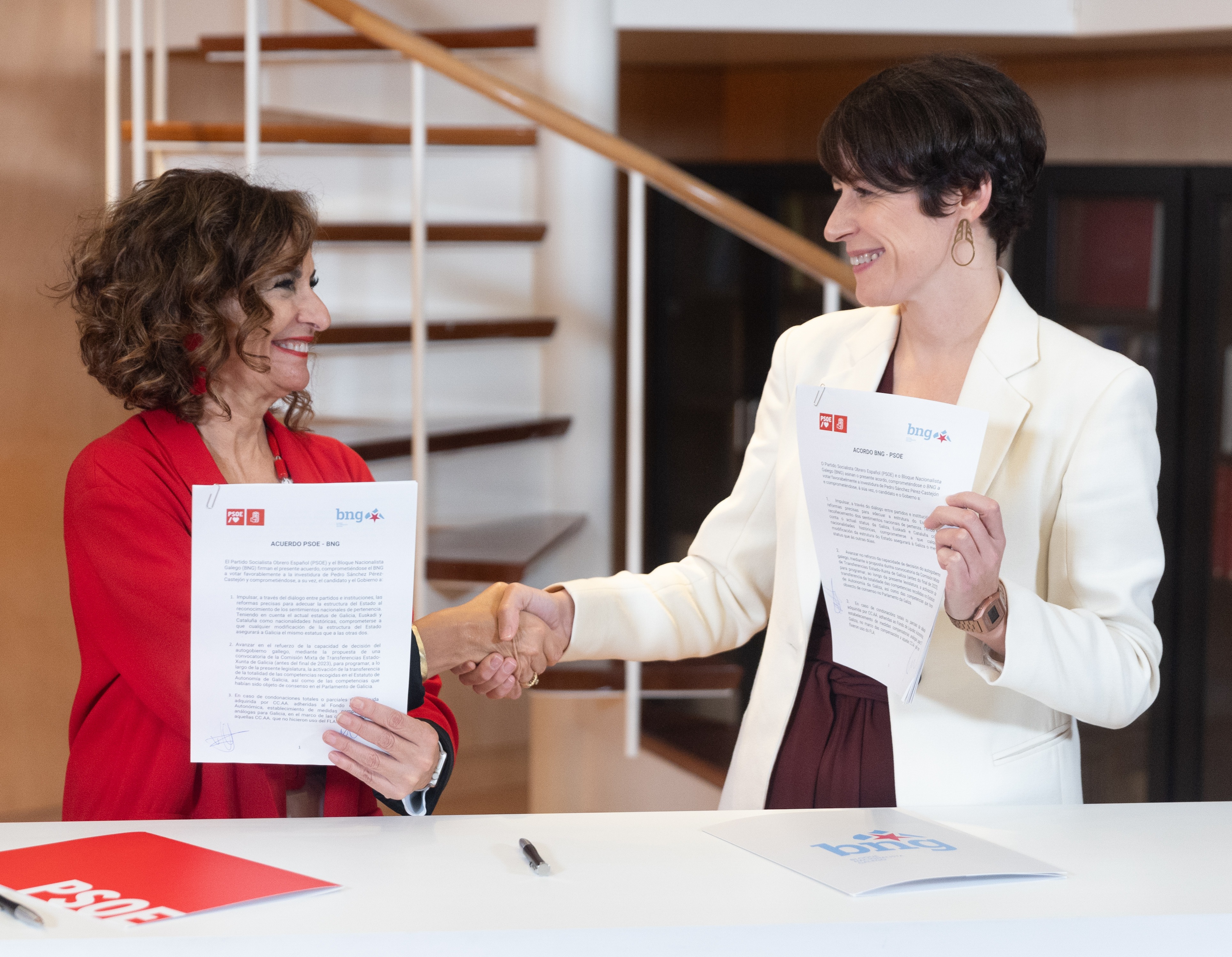 PSOE y BNG firman un acuerdo de investidura que condona parte de la deuda gallega