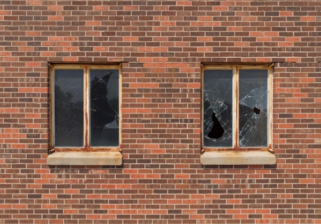 Ventana rota. Unsplash Ventana rota. Unsplash