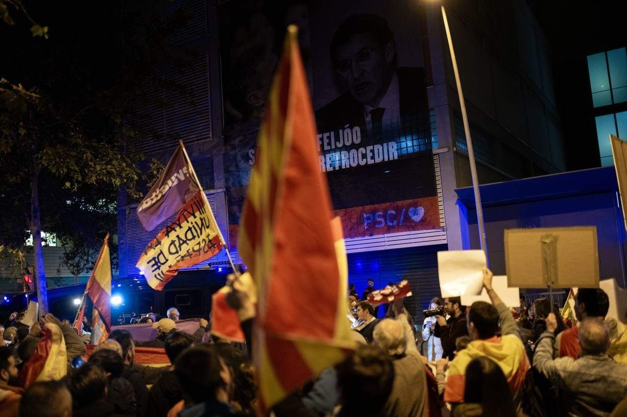Concentración españolista en el centro de Barcelona contra la amnistía: "¡A por ellos!"