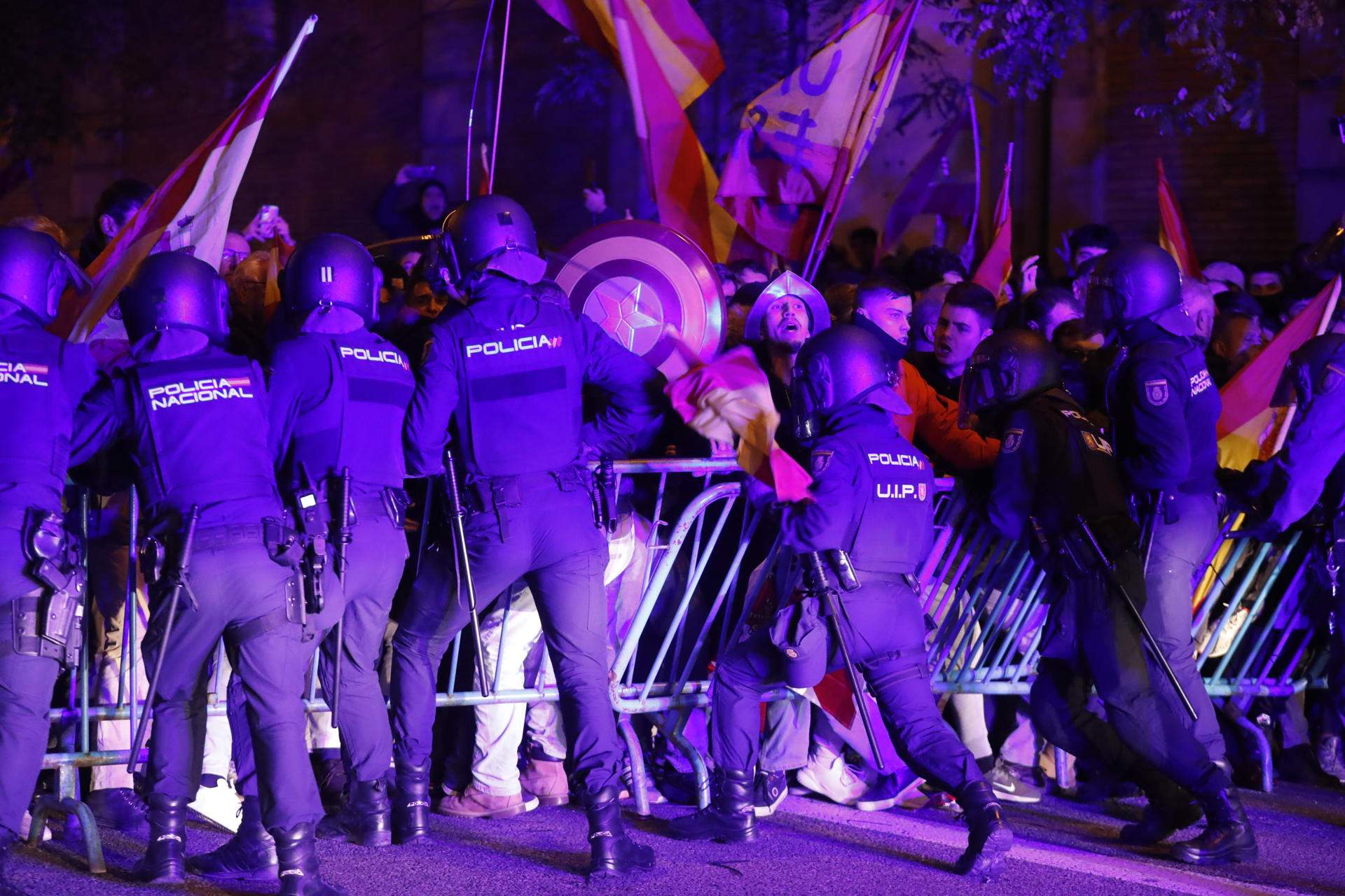 Càrregues policials i gasos lacrimògens a la manifestació contra l'amnistia davant la seu del PSOE