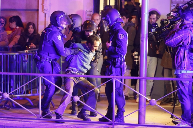 Detenció a la protesta davant la seu del PSOE a Madrid / Foto: EFE